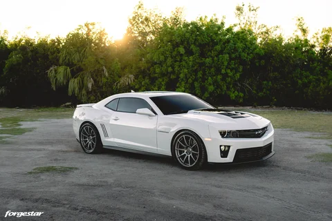 White Chevy Camaro ZL1 Forgestar CF10 Gloss Anthracite Web 01